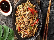 Рецепта Пържени оризови нудли (оризови спагети) с пиле и зеленчуци